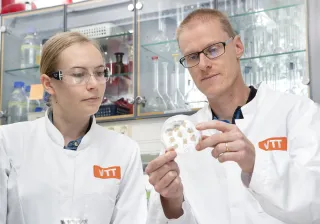 Research Scientist Elviira Kärkkäinen and Research Team Leader Heiko Rischer at VTT&#039;s laboratory