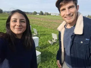 Mehr Fatima ja hänen kollegansa Julius Havsteen Empasta keräämässä dityppioksidinäytteitä sveitsiläisen maataloustutkimuksen huippuyksikön Agroscopen pelloilla.