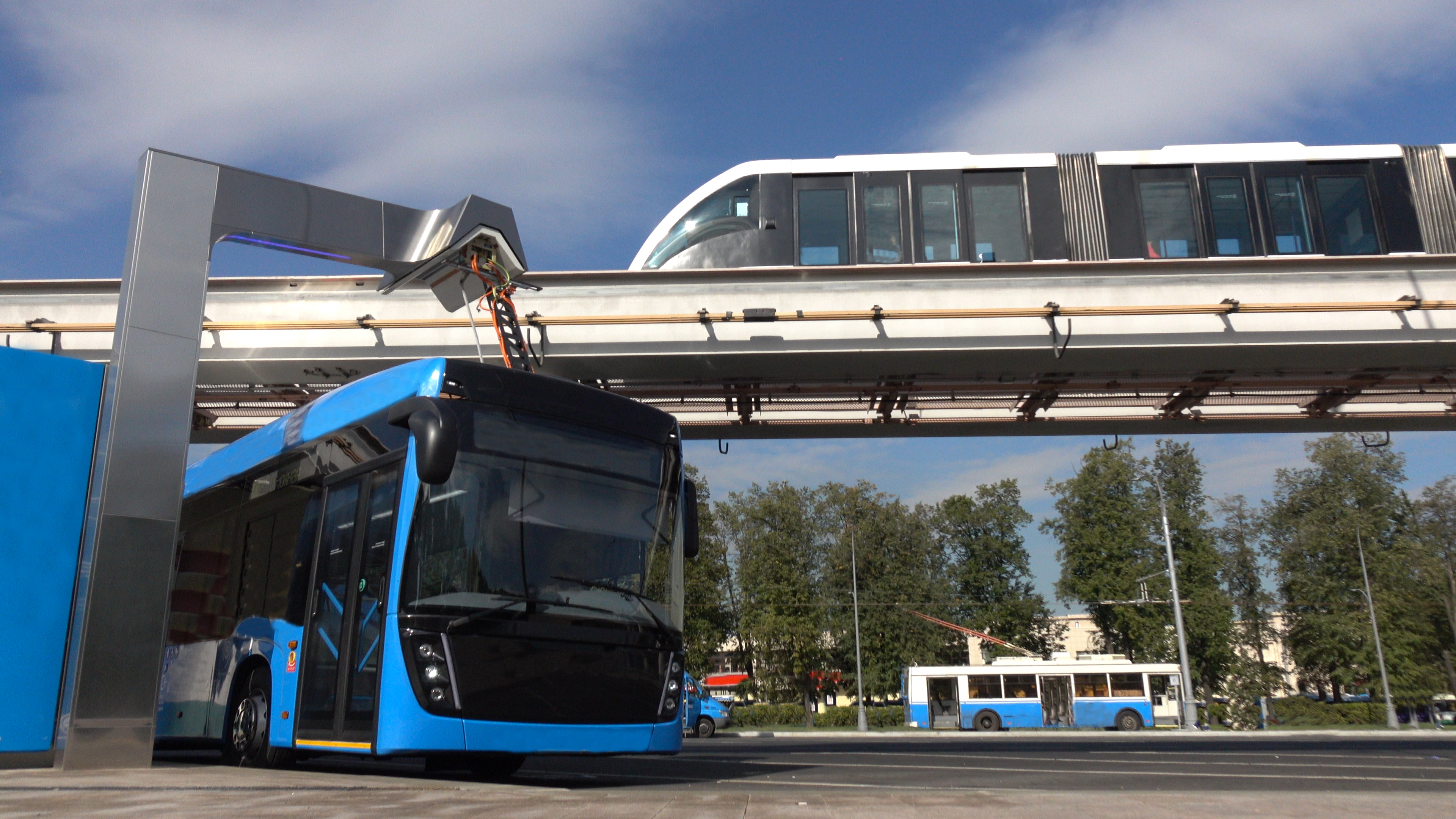 Valokuva latauksessa olevasta linjaautosta