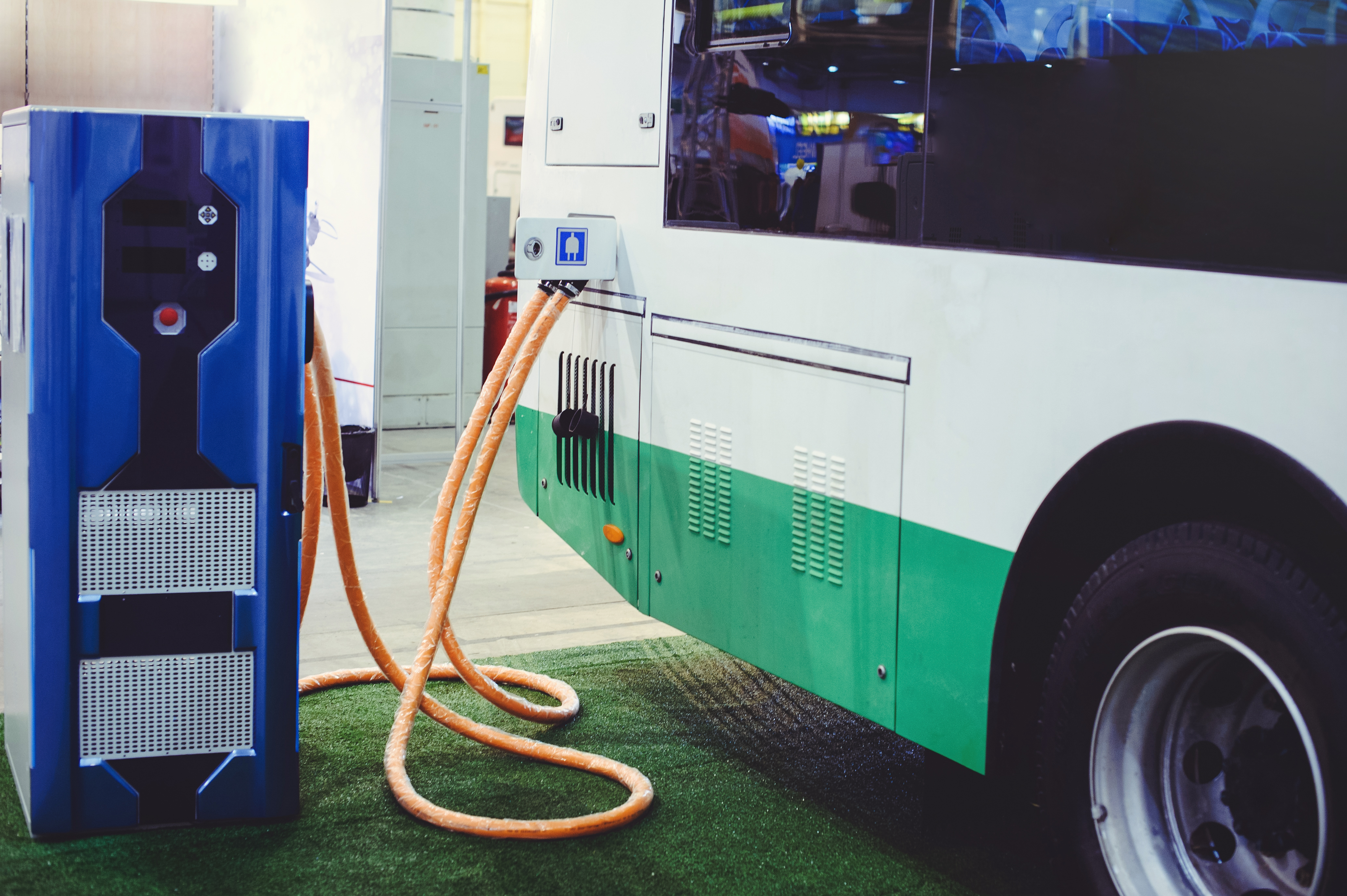 Valokuva latauksessa olevasta bussista