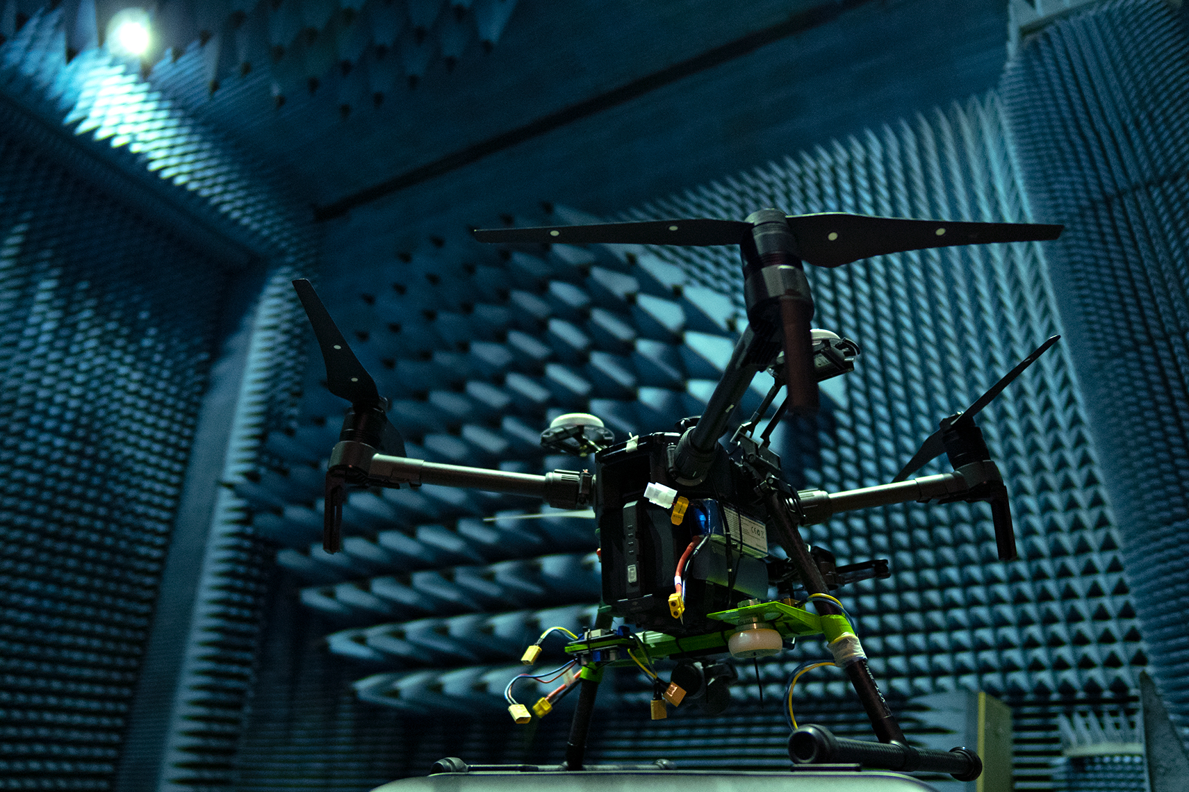 Drone with integrated payload for millimetre wave channel measurements