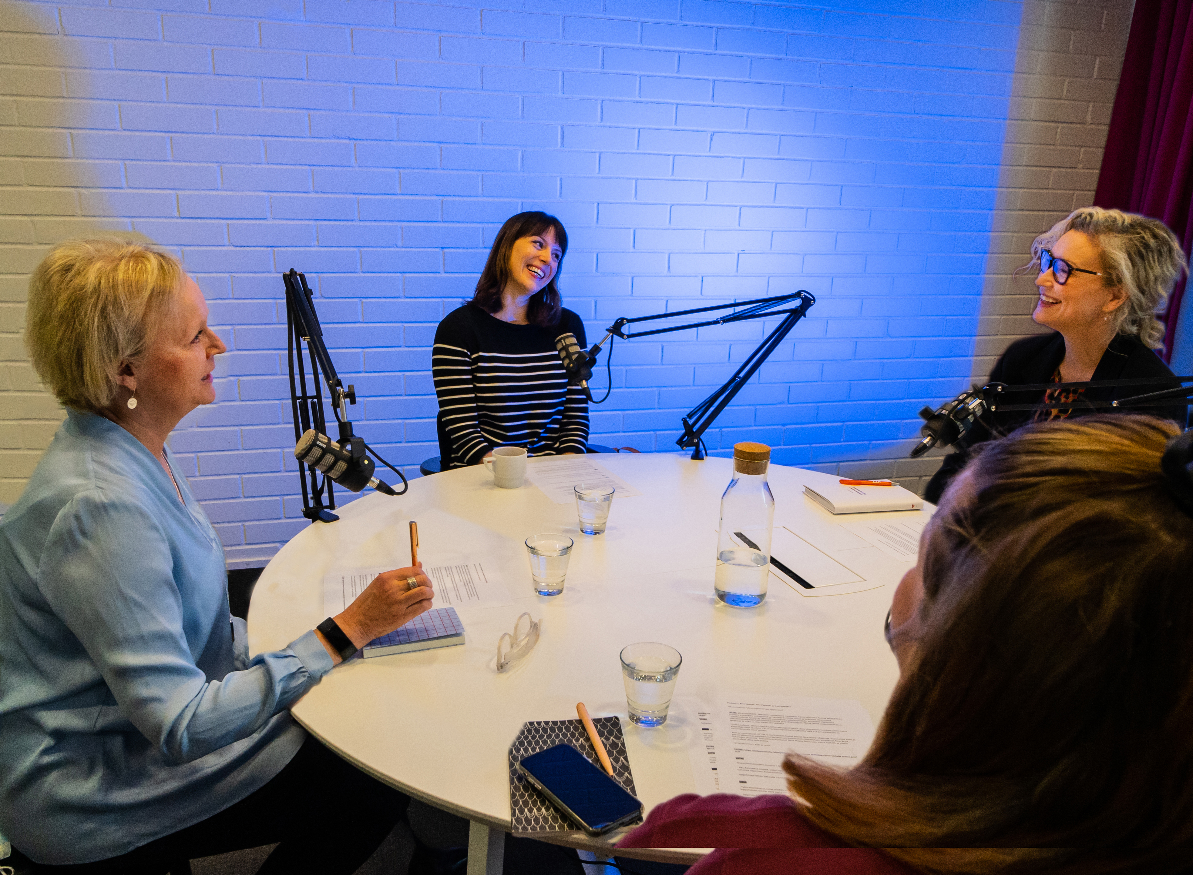 Kuvassa podcastnauhoitus, mukana Kirsi Nuotto, Katri Saarikivi ja Jenni Santalo