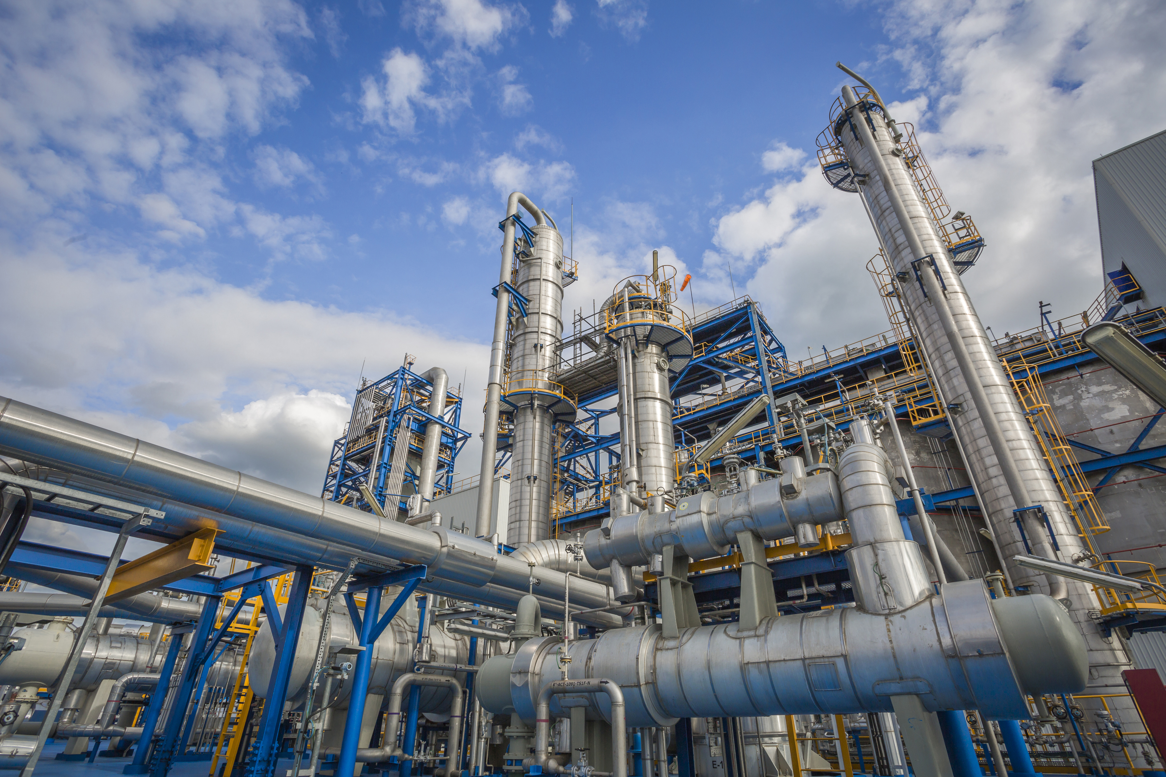 Нефтехимия работа. Шебелинский газоперерабатывающий завод. Шымкентский НПЗ. Нефтеперерабатывающий завод в Казахстане. Жанаозенский газоперерабатывающий завод..