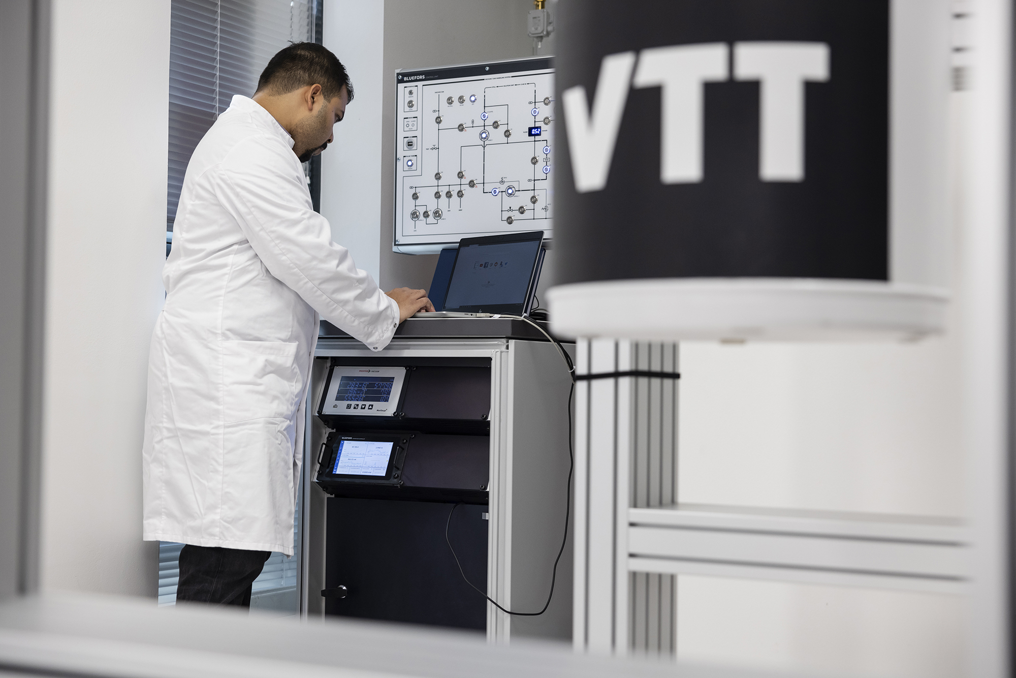 VTT scientist working on quantum computer