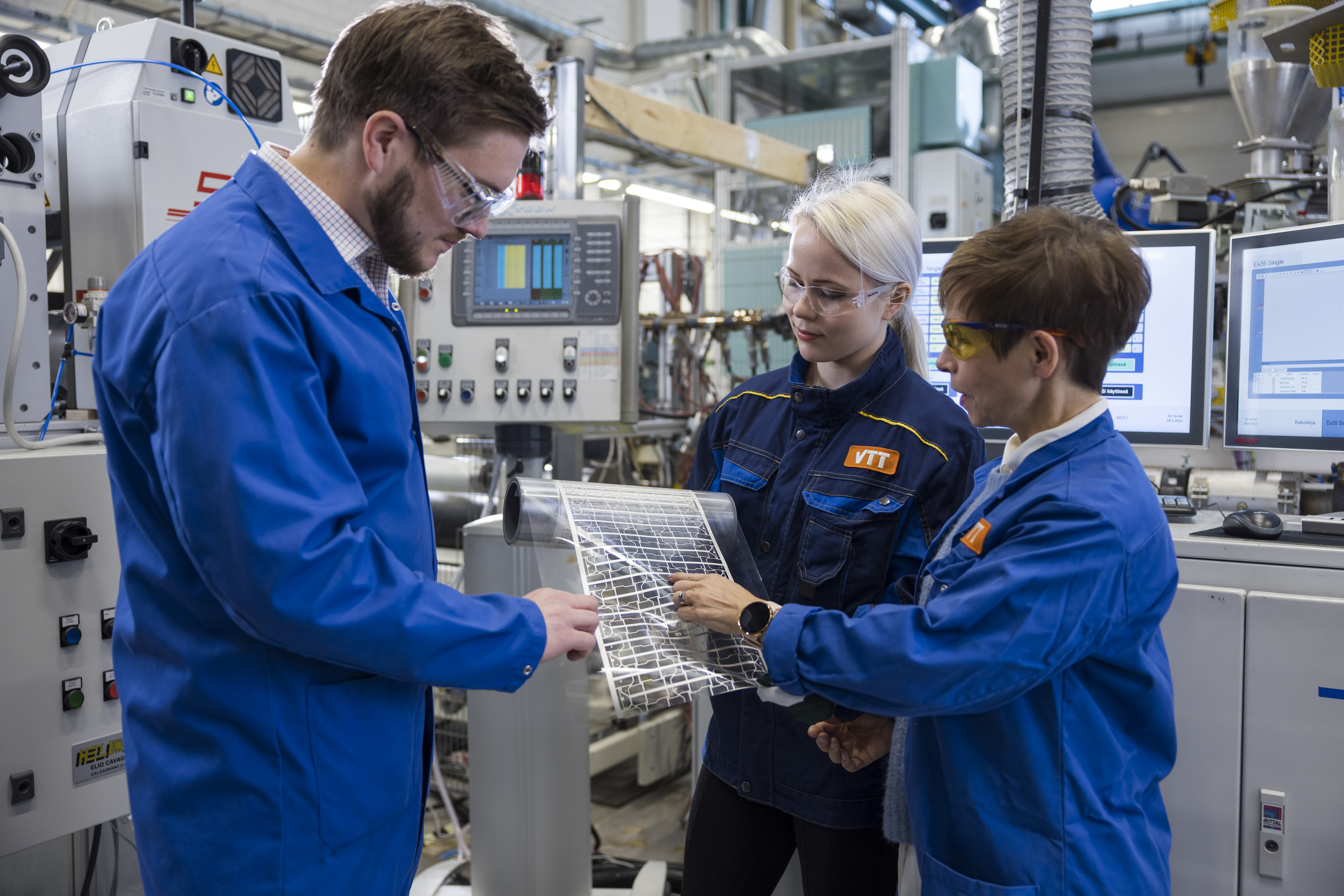 VTT lab workers