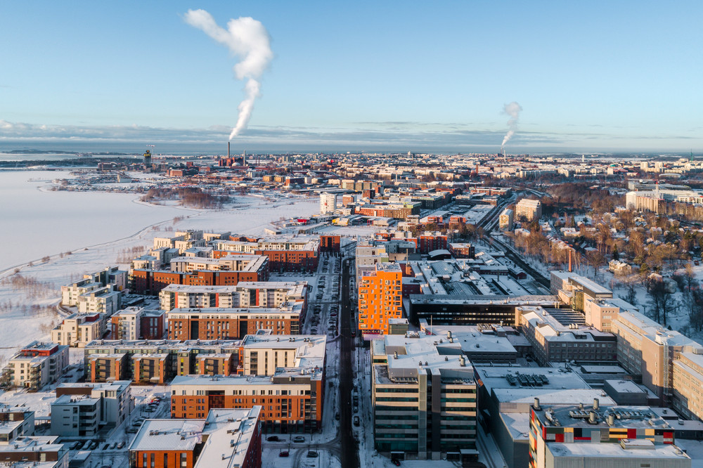 Ilmasta otettu kuva talvisesta kaupungista