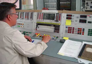 Valokuva FiR 1 tutkimusreaktorin valvomosta