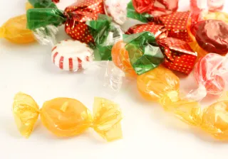 muoviin käärittyjä makeisia
