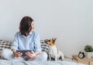 Tyttö ja koira kotona