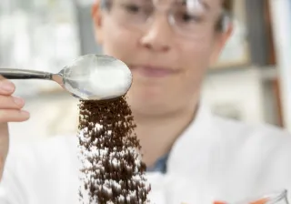 Tutkija Elviira Kärkkäinen valmistaa kahvia VTT:n laboratoriossa