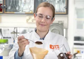 Tutkija Elviira Kärkkäinen valmistaa kahvia VTT:n laboratoriossa