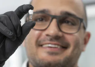 VTT:n tutkija Pezhman Mohammadi esittelee nanoselluloosapohjaista hammasimplantin kruunua
