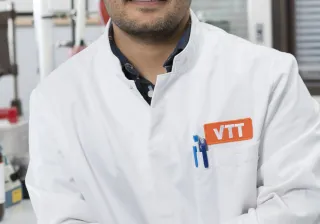 Research Scientist Pezhman Mohammadi presenting VTT&#039;s nanocellulosebased dental implant crown