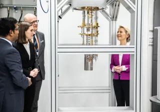Ursula von der Leyen visiting VTT&#039;s quantum lab with Sanna Marin. Photo: Prime Minister’s office