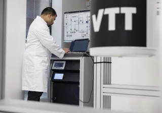 VTT scientist working on quantum computer
