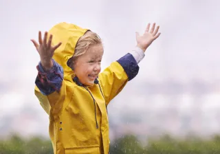 Lapsi sateessa, a child in the rain