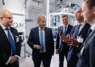 President of the Republic of Finland Sauli Niinistö visiting VTT’s 20qubit quantum computer.