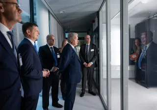 Tasavallan presidentti Sauli Niinistö vieraili VTT:n uuden 20 kubitin kvanttitietokoneen äärellä