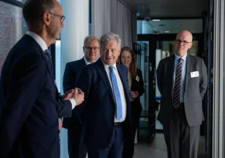 Tasavallan presidentti Sauli Niinistö vieraili VTT:n uuden 20 kubitin kvanttitietokoneen äärellä