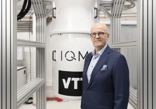 Antti Vasara, VTT’s President and CEO next to the new 20qubit quantum computer.