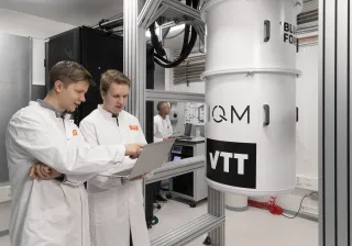 Members of VTT’s quantum technology hardware team next to the new 20qubit quantum computer