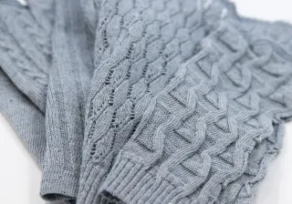 Knittedfabricsusingyarnmadeofmechanicallyopenedcottonfibresfrompostconsumerdenimcloseup