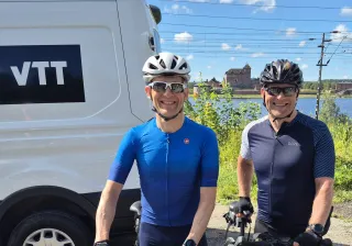 Tapahtuman järjestäjä Timo Aalto (vas.) ja ajoryhmän perävahti Asko Sneck olivat VTT:ltä. Taustalla Hämeen linna.