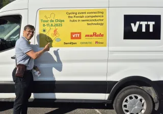 Huoltoautojen valmistelua