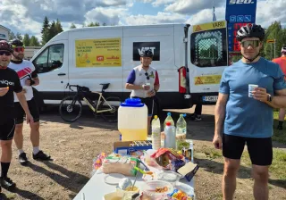 Sponsorien ja kahden huoltajan ansiosta pyöräilijät pääsivät nauttimaan hyvin varustelluista huoltopisteistä noin tunnin välein.