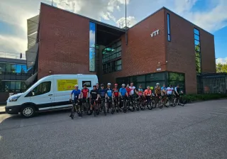 Ryhmä perillä Micronovassa. Kaikki 16 pyöräilijää polkivat Oulusta Espooseen n. 700 km matkan.