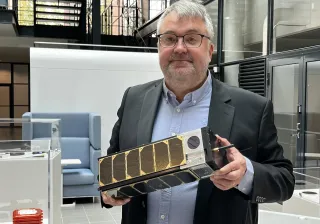 VTT:njohtavatutkijaJussiSäilypitääkädessäänWCubenanosatelliitintarkkaakopiota