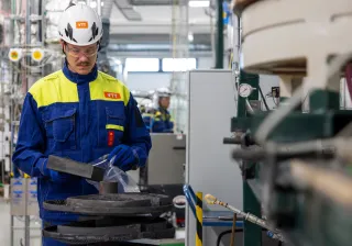 Biochar from agricultural side streams. Unloading the carbonization batch unit in VTT Bioruukki, Espoo. In the picture: Väinö Rintala