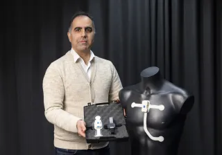 Mohammadi Behfar presenting wearable sensors