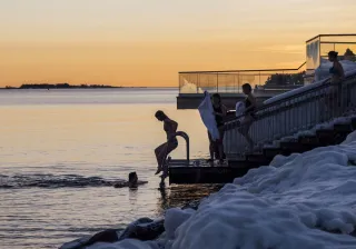 people icedipping in Löyly