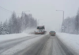 Road maintenance vehicle