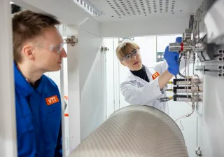 Two researchers in VTT's hotlab.
