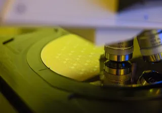 200 mm kiekko mikroskoopin alla