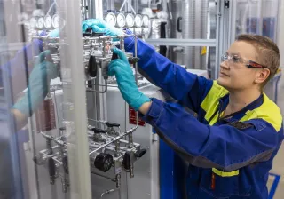 an operator using the HTE High throughput hydrotreatment reactor