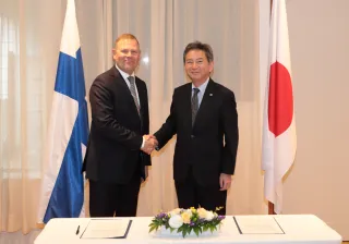 KalleHärkkiandShunsukeOkadashakinghands