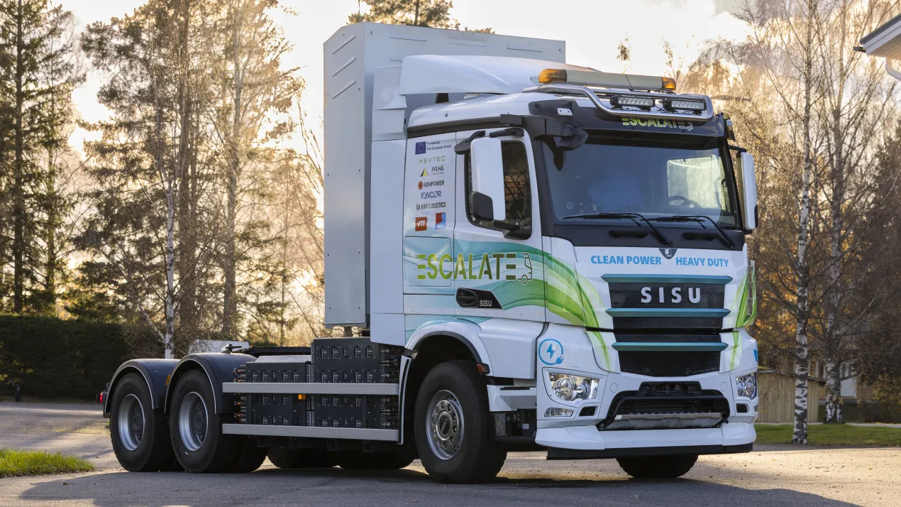 水素燃料電池と充電式電池を組み合わせた大型トラックの実証を開始（SISU truck runs on hydrogen and electricity &ndash; the chargeable battery-fuel cell hybrid answers the challenges of emission-free heavy-duty transport）