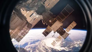 Kuvassa NASA:n kollaasi kuvamateriaalista, joka o kuvattu kansainväliseltä avaruusasemalta. Kuvassa näkyy osa asemasta ja maapallo. Maapallon pinnalla näkyy suuri pyörremyrsky