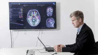 Combinostics Chief Scientific Officer Jyrki Lötjönen using AI imaging software