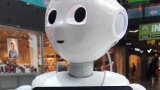 Valokuva Pepperrobotista kauppakeskuksessa.