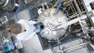 Bioreaktori VTT:n fementorihallissa