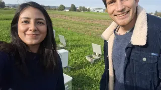 Mehr Fatima ja hänen kollegansa Julius Havsteen Empasta keräämässä dityppioksidinäytteitä sveitsiläisen maataloustutkimuksen huippuyksikön Agroscopen pelloilla.