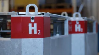 Large fuel cells and hydrogen