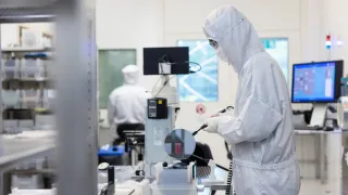 Clean room operations at VTT