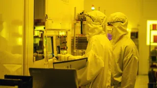 Processing under yellow light in lithography area in Micronova