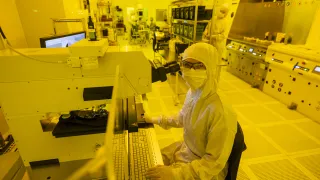 200 mm:n piikiekon prosessointivaihe VTT:n puhdastilassa Micronovassa