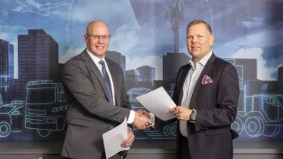 Janne Tarvainen ja Kalle Härkki kättelevät